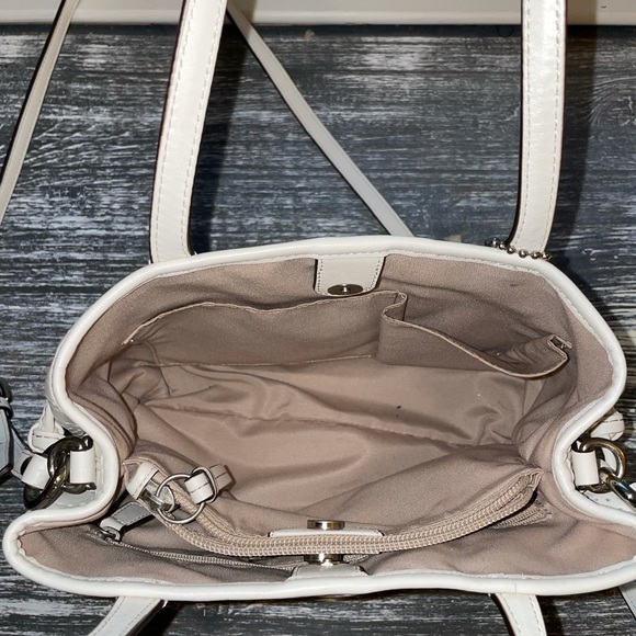 Leather Coach crossbody with removable shoulder strap and inside zip pocket. - Picture 12 of 12